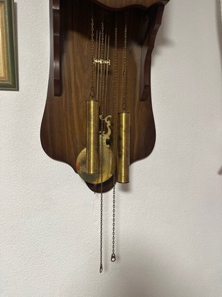 Reloj de pared antiguo de madera