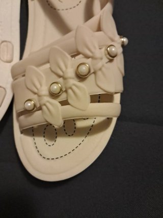 Sandalias beige con flores y perlas n° 36