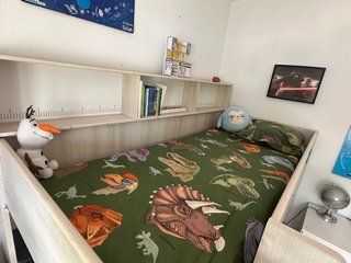 Letto a castello per bambini con scaffali