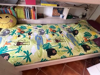 Letto a castello per bambini con scaffali