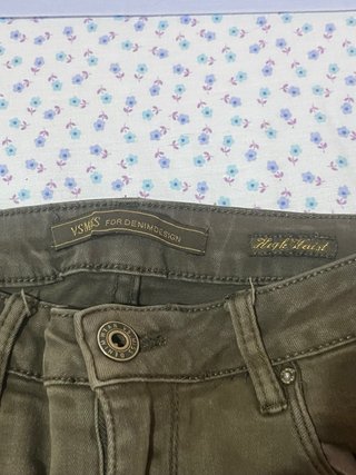 Pantalones vaqueros verdes rasgados