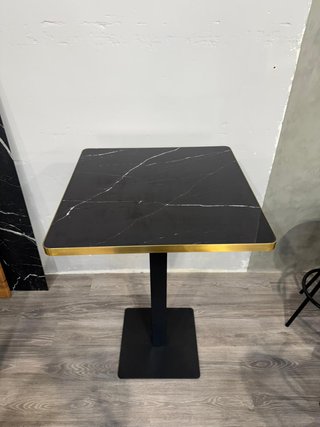 Mesa Hostelería Negra y Dorada