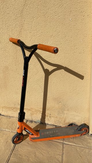 Patinete naranja y negro Booster