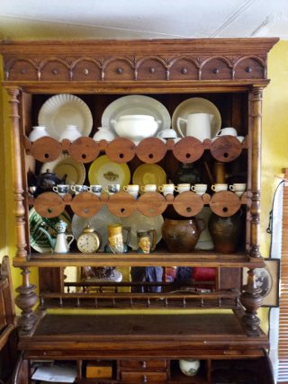 Alacena Antigua y Vajillas