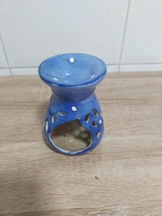 Portavelas de cerámica azul y amarillo.