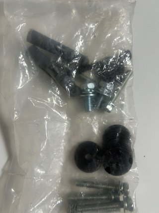Tornillos y piezas metálicas