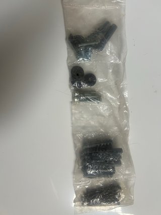 Tornillos y piezas metálicas