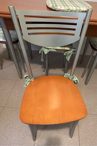 Mesa de cocina extensible con sillas.