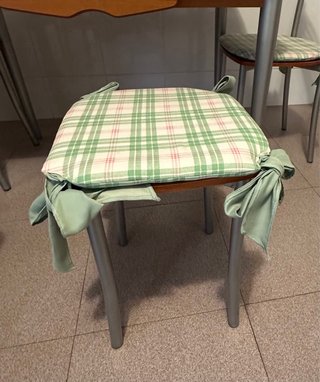 Mesa de cocina extensible con sillas.