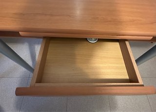 Mesa de cocina extensible con sillas.