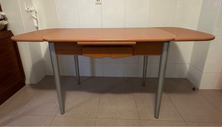 Mesa de cocina extensible con sillas.