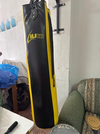 Saco de boxeo negro y amarillo
