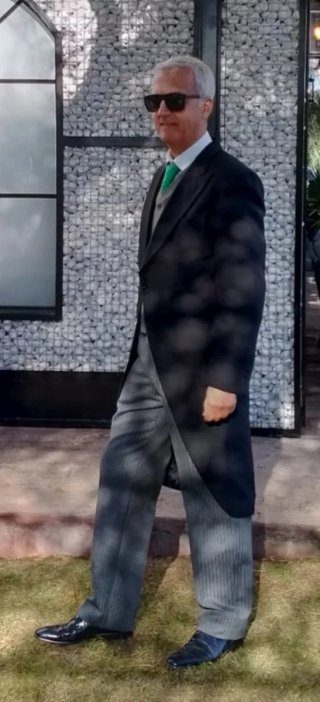 Chaqué negro y gris en impecable estado.