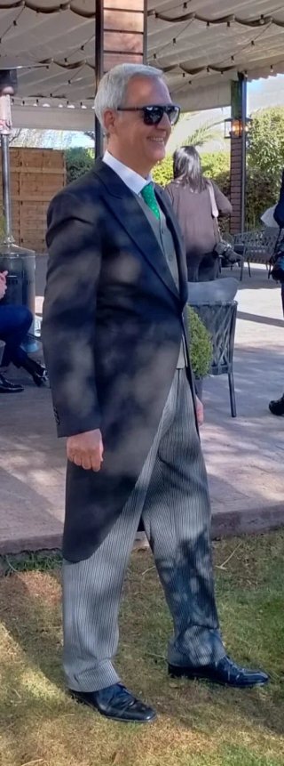 Chaqué negro y gris en impecable estado.
