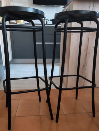 Taburetes altos cocina negros