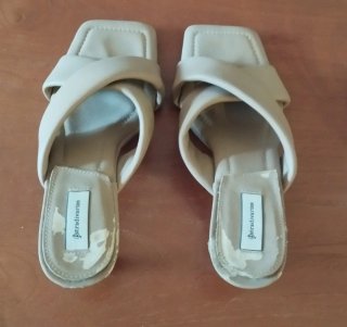Sandalias tacón Stradivarius Camel oscuro