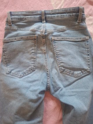 Pantalón vaquero SIENNA, desgastado.