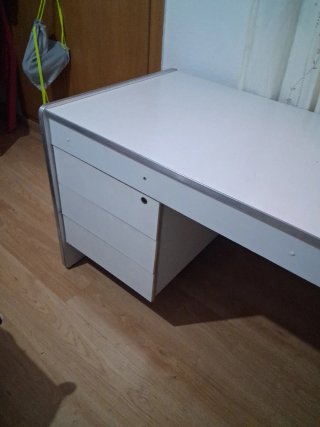 Precioso escritorio de madera maciza