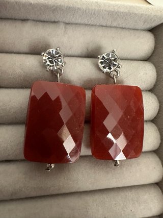 Orecchini resina rossa e cristalli