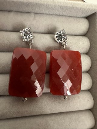 Orecchini resina rossa e cristalli