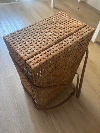 Cesta de mimbre con asas de cuero