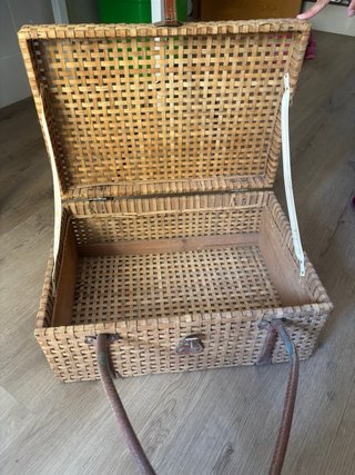Cesta de mimbre con asas de cuero