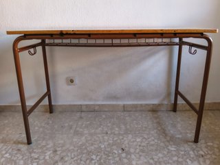 Mesa de escritorio blanca y verde