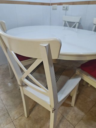 Mesa comedor extensible y 5 sillas blancas