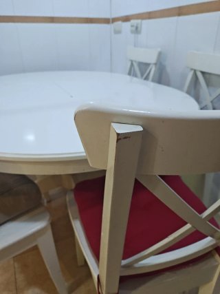 Mesa comedor extensible y 5 sillas blancas