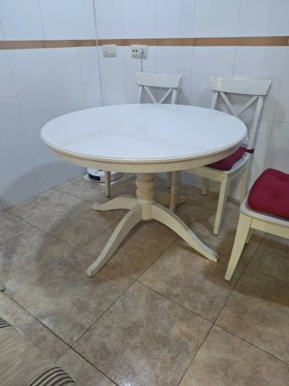 Mesa comedor extensible y 5 sillas blancas
