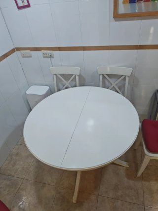 Mesa comedor extensible y 5 sillas blancas