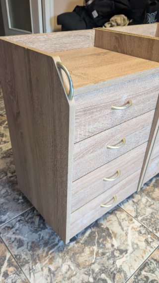 Cajoneras móviles de madera y metal