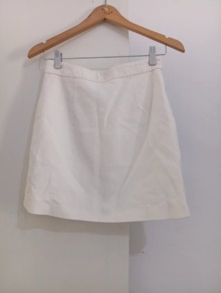 Falda blanca botones plateados
