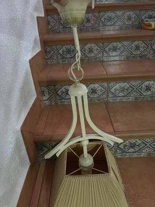 Lámpara de techo beige y blanca