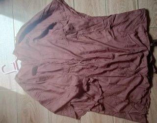 Camisa marrón con pedrería