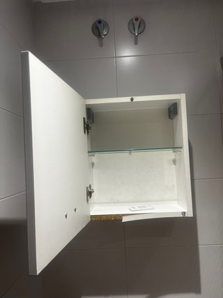 Muebles de baño con lavabo y espejo negro