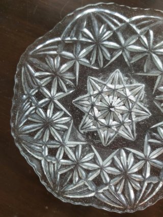Plato de cristal vintage con diseño estrella