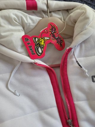 Sudadera blanca con cremallera rosa