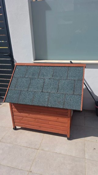 Casita de perro de madera