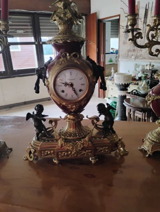 Antiguo juego reloj y candelabros de chimenea
