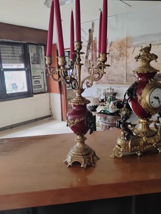 Antiguo juego reloj y candelabros de chimenea