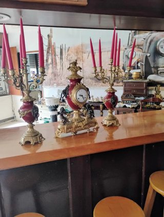 Antiguo juego reloj y candelabros de chimenea