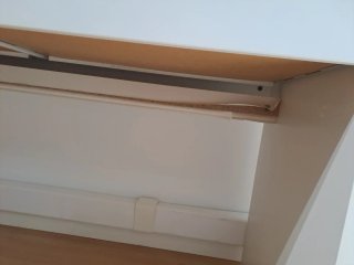 Escritorio blanco con altillo