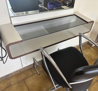 Mostrador de peluquería con espejo incluido.