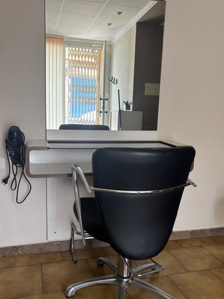 Mostrador de peluquería con espejo incluido.
