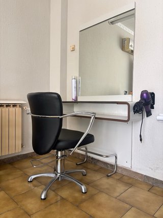 Mostrador de peluquería con espejo incluido.
