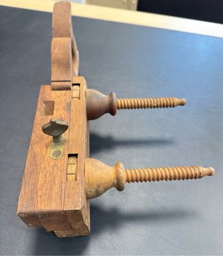 Cepillo acanalador antiguo de carpintero