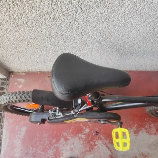 Bicicleta infantil Btwin negra y amarilla