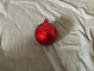 Altavoz rojo forma bola de Navidad