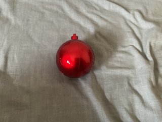 Altavoz rojo forma bola de Navidad